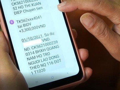 Người lao động được chi trả tiền hỗ trợ từ nguồn kết dư Quỹ bảo hiểm thất nghiệp. (Ảnh:PV/Vietnam+).