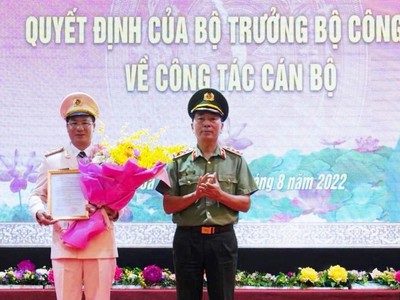 Thượng tướng Trần Quốc Tỏ - Thứ trưởng Bộ Công an trao Quyết định cho Đại tá Đỗ Thanh Bình giữ chức vụ Giám đốc Công an tỉnh Hòa Bình. Ảnh: Công an Hòa Bình.