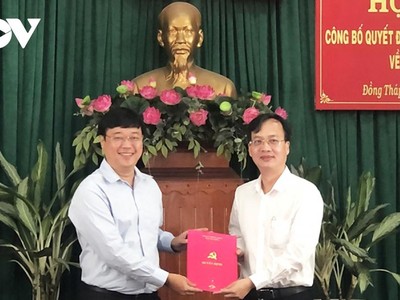 Ông Lê Quốc Phong, Bí thư Tỉnh ủy Đồng Tháp trao quyết định của Ban Thường vụ Tỉnh ủy Đồng Tháp về việc điều động, chỉ định ông Trần Trí Quang (phải)