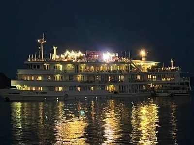 Hai tàu ghép phục vụ tiệc của Câu lạc bộ CDC miền Bắc trên vịnh Hạ Long tối 30/6. (Ảnh cắt từ clip)