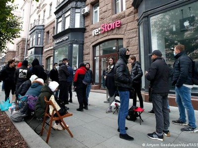 Một nhà bán lại ở Nga vẫn có thể bán các mẫu điện thoại mới của Apple nhờ cơ chế nhập khẩu song song. Ảnh: TASS.