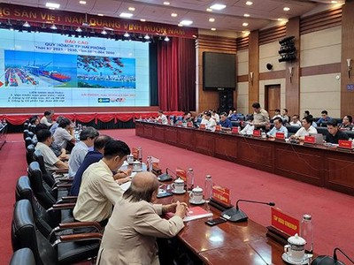 Hội thảo tham vấn ý kiến vào báo cáo cuối kỳ Quy hoạch thành phố Hải Phòng có sự tham gia của nhiều chuyên gia đầu ngành về kinh tế, quy hoạch, và một số lĩnh vực chuyện môn như môi trường, du lịch, giáo dục,... Ảnh: Thanh Sơn.