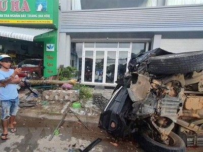 Chiếc xe ôtô bị hư hỏng nặng khiến hai vợ chồng ông N.T.H thương vong. (Ảnh: Huỳnh Anh/TTXVN)