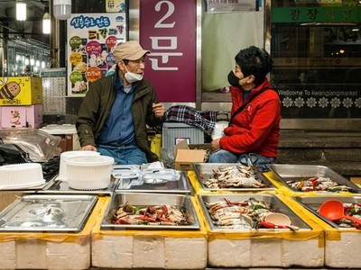 Một quầy bán hải sản tại chợ ở Seoul, Hàn Quốc. (Ảnh: AFP/TTXVN).