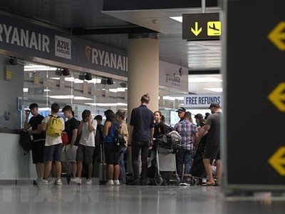 Hành khách chờ đổi vé của Hãng hàng không Ryanair ở sân bay El Prat, Tây Ban Nha do cuộc đình công của nhân viên hàng không châu Âu, ngày 30/6/2022. (Ảnh: AFP/TTXVN)