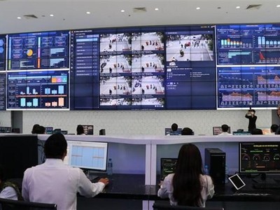 Vận hành Trung tâm Giám sát, điều hành thông minh tỉnh Bình Dương. (Ảnh: Chí Tưởng/TTXVN)