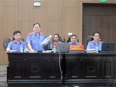 Kiểm sát viên cao cấp Nguyễn Minh Đồng tham gia đối đáp tại phiên tòa, sáng 24/8/2022. (Ảnh: Kim Anh/TTXVN).