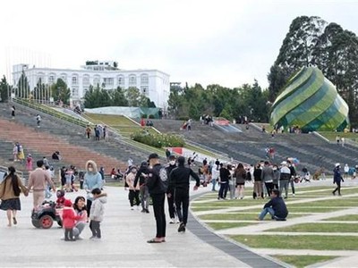 Du khách tại khu vực quảng trường trung tâm thành phố Đà Lạt, Lâm Đồng. (Ảnh: Nguyễn Dũng/TTXVN)