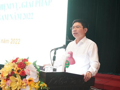 Phó chủ tịch UBND tỉnh Hà Nam Trần Xuân Dưỡng trình bày báo cáo đánh giá kết quả PCI tỉnh Hà Nam năm 2021, nhiệm vụ, giải pháp cải thiện PCI năm 2022 của tỉnh tại hội nghị.