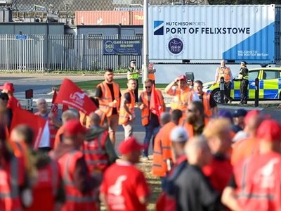 Công nhân cảng Felixstowe tiến hành cuộc đình công. (Ảnh: Reuters).