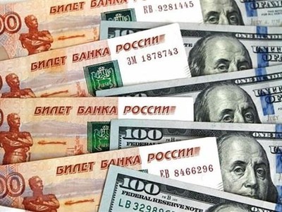 Đồng ruble Nga (bên trái) và đồng đôla Mỹ. (Ảnh: Sputnik/TTXVN).