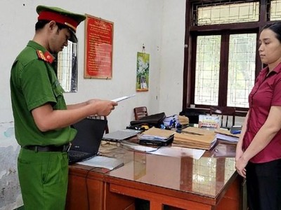 Công an thực hiện lệnh bắt tạm giam đối với Nguyễn Thị Phương. (Ảnh do Công an cung cấp).