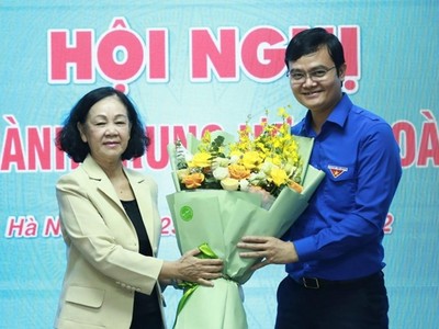 Trưởng Ban Tổ chức Trung ương Trương Thị Mai tặng hoa chúc mừng Tân Bí thư thứ nhất Trung ương Đoàn Bùi Quang Huy. Ảnh: Đoàn TNCS Hồ Chí Minh