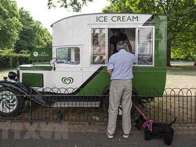 Người dân mua kem giải nhiệt tại London, Anh. (Ảnh: THX/TTXVN).
