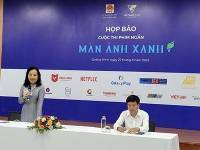 Tiễn sỹ Ngô Phương Lan chia sẻ tại cuộc Họp báo thông tin về Chương trình Trao giải cuộc thi Phim ngắn "Màn Ảnh Xanh". Ảnh: Thu Lê.