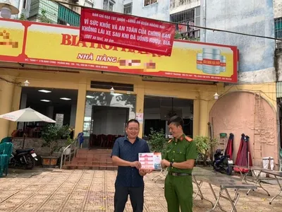 Công an quận Hoàng Mai ra quân nhắc nhở, tuyên truyền về tác hại bia, rượu tại các cửa hàng bia rượu trên địa bàn (Ảnh: Hoàng Hiệp).