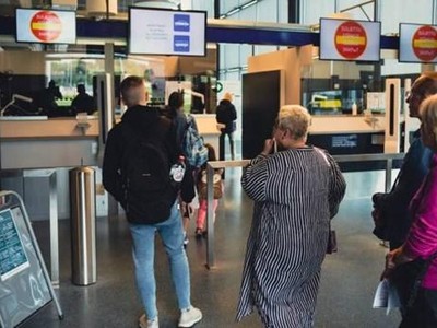 Du khách Nga được kiểm tra thị thực tại cửa khẩu Phần Lan. (Nguồn: AFP/Getty Images).