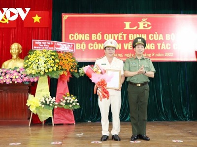 Thiếu tướng Lê Văn Tuyến trao quyết định của Bộ trưởng Bộ Công an về việc điều động, bổ nhiệm Đại tá Lâm Phước Nguyên đến giữ chức Giám đốc Công an tỉnh An Giang.
