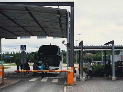 Du khách Nga nhập cảnh qua cửa khẩu Phần Lan. Ảnh: The Guardian.