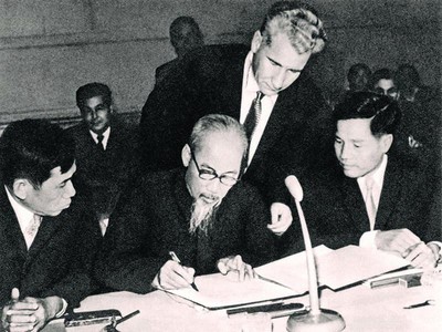 Chủ tịch Hồ Chí Minh ký tuyên bố chung tại Hội nghị 81 Đảng Cộng sản và Công nhân quốc tế họp ở Mátxcơva, tháng 11/1960. Ảnh: Tư liệu.