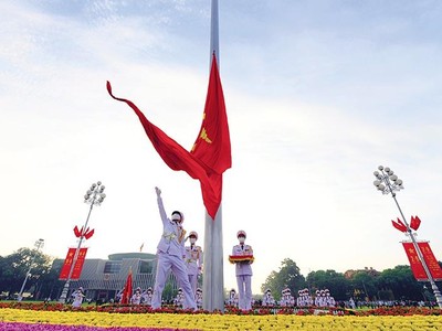 Lễ thượng cờ trước Quảng trường Ba Đình và Lăng Hồ Chủ tịch. Ảnh: Nam Nguyên.