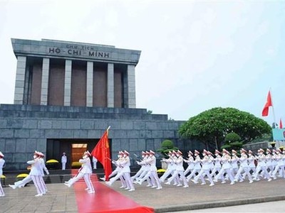 Đội tiêu binh diễu hành qua Lăng Bác. (Ảnh: Minh Đức/TTXVN).