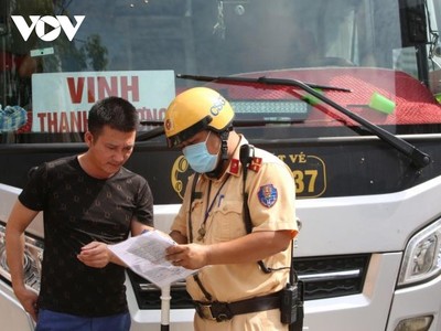 Lực lượng CSGT tăng cường kiểm tra xe khách phát hiện vi phạm.