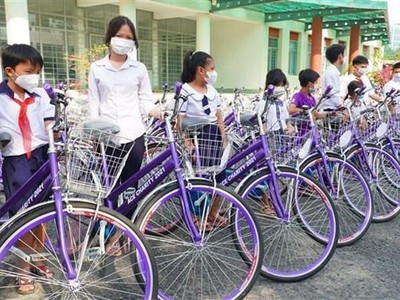Nhiều học sinh nghèo hiếu học ở Đồng Tháp được tặng xe đạp từ Hành trình “Tiếp sức đến trường”. (Ảnh: Nhựt An/TTXVN)