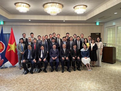 Đoàn công tác của tỉnh Long An chụp ảnh lưu niệm với Đại sứ Đặc mệnh toàn quyền Việt Nam tại Nhật Bản và các nhân viên của Đại sứ quán.