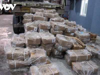 Cục Quản lý thị trường tỉnh Lạng Sơn đã phát hiện gần 100 tấn thực phẩm đông lạnh không rõ nguồn gốc xuất xứ được vận chuyển trên 3 xe container, chủ yếu là nội tạng, da trâu bò, ngựa với tổng khối lượng lên đến gần 90 tấn, trị giá hàng hóa vi phạm ước tính hơn 16 tỷ đồng.