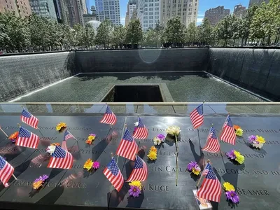 Cờ và hoa được đặt tại bia tưởng niệm sự kiện 11/9 ở New York (Ảnh: DPA).