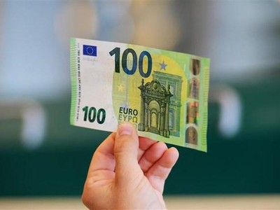 Đồng tiền mệnh giá 100 euro tại Rome (Italy). (Ảnh: AFP/TTXVN)
