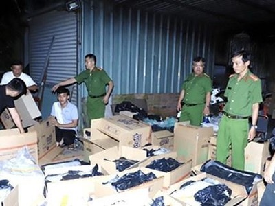 Hiện trường Ban Chuyên án đóng gói, niêm phong tang vật vụ án. (Ảnh: TTXVN phát).