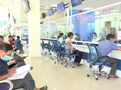 Người dân đến giải quyết thủ tục hành chính tại Trung tâm Phục vụ hành chính công tỉnh Quảng Ngãi. Ảnh minh họa.