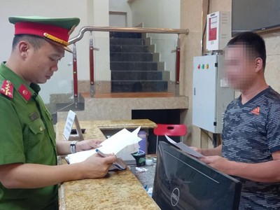 Cán bộ Phòng Cảnh sát phòng cháy, chữa cháy và cứu nạn, cứu hộ kiểm tra cơ sở kinh doanh dịch vụ karaoke ở huyện Việt Yên.