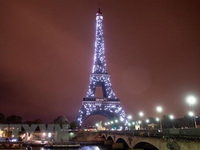 Thành phố Paris sẽ tắt đèn Tháp Eiffel sớm hơn 1 giờ so với bình thường; tắt đèn tại các tòa nhà công cộng vào lúc 22h, hạ nhiệt độ nước trong các bể bơi thành phố xuống 25 độ C so với 26 độ C hiện nay, giảm hệ thống sưởi ấm trong các tòa nhà công cộng xuống còn 18 độ C. (Ảnh: TTXVN phát).