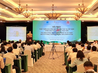 Thứ trưởng Nguyễn Thị Bích Ngọc cho rằng, việc chuyển đổi theo hướng kinh tế xanh, kinh tế tuần hoàn, kinh tế số trong các khu công nghiệp là yếu tố then chốt để nâng cao năng lực cạnh tranh và đảm bảo phát triển bền vững. Ảnh: Trọng Tín