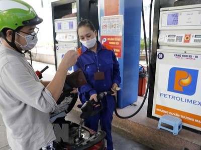 Mua bán xăng, dầu tại cửa hàng kinh doanh xăng dầu trên phố Lạc Trung, Hà Nội. (Ảnh: Trần Việt/TTXVN)