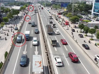 Đội CSGT số 6 vừa xử phạt 15 tài xế chạy ô tô ở làn khẩn cấp đường vành đai 3 trên cao (Ảnh: Công an Hà Nội).