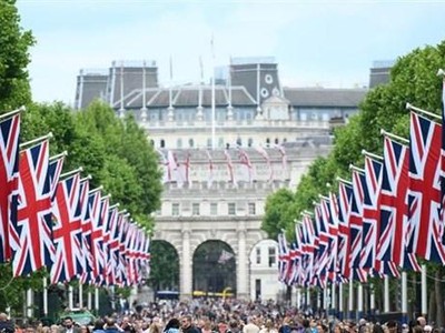 Quốc kỳ Anh được trang hoàng dọc đại lộ The Mall ở London (Anh) ngày 1/6/2022 để chào đón Đại lễ Bạch kim kỷ niệm 70 năm Nữ hoàng Elizabeth II lên ngôi. (Ảnh: AFP/TTXVN)