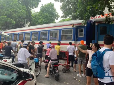 Sự việc khiến đoàn tàu khách Lào Cai - Hà Nội phải dừng lại gây ùn tắc giao thông (Ảnh: CTV).