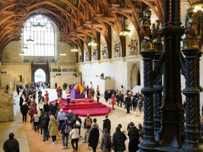 Dòng người vào viếng Nữ hoàng Elizabeth II. Ảnh: The Guardian.