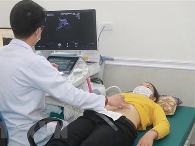 Khám, tư vấn sức khỏe sinh sản. (Ảnh: Văn Đạt/TTXVN)