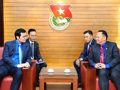 Ông Bùi Quang Huy tiếp ông Monxay Laomuaxong, Bí thư Trung ương Đoàn Thanh niên Nhân dân cách mạng Lào. (Ảnh: Minh Đức/TTXVN).