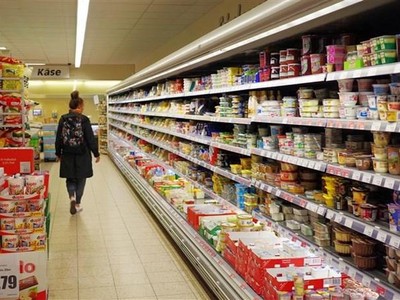 Người tiêu dùng lựa chọn mua hàng tại một siêu thị ở Berlin, Đức ngày 27/4/2022. (Ảnh: THX/TTXVN)