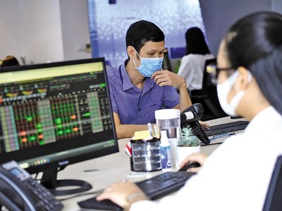 Lãi suất tăng, thanh khoản căng, ngân hàng vẫn triển vọng lạc quan trong dài hạn