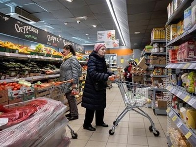 Người dân mua hàng tại siêu thị ở Moskva, Nga, ngày 6/4/2022. (Ảnh: AFP/ TTXVN)