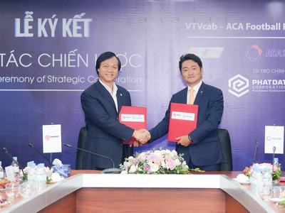 Ông Bùi Quang Anh Vũ - Tổng Giám đốc Công ty CP Phát triển Bất động sản Phát Đạt (trái) và Ông Hiroyuki Ono - Tổng Giám đốc ACA Football Partners (phải) tại Lễ ký kết ngày 22/9.