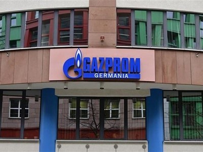 Biểu tượng công ty Gazprom Germania tại trụ sở ở Berlin (Đức), ngày 5/4/2022. (Ảnh: AFP/TTXVN)