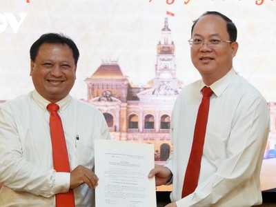 Phó Bí thư Thành uỷ TPHCM Nguyễn Hồ Hải trao quyết định cho ông Trần Phi Long (ảnh: N.V)